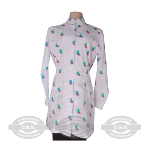 Jaleco Profissional Estampado com Recorte Curvo – Estilo Autêntico, Conforto e Funcionalidade para Profissionais de Destaque