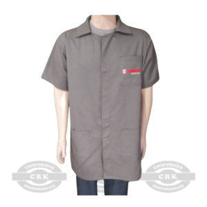 Jaleco Operacional Cinza Manga Curta – Simplicidade, Funcionalidade e Apresentação Profissional no Dia a Dia