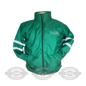 Jaqueta Verde com Faixa Refletiva – Proteção, Visibilidade e Identidade Profissional para Ambientes Corporativos e Externos